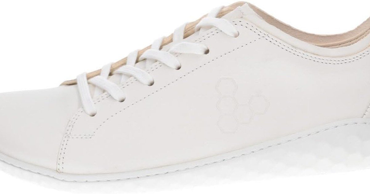 Zapatillas barefoot Vivobarefoot Geo Court III de Vivobarefoot, con puntera ancha y suela plana de 3 mm, en una calle a la luz del día. Vista lateral.