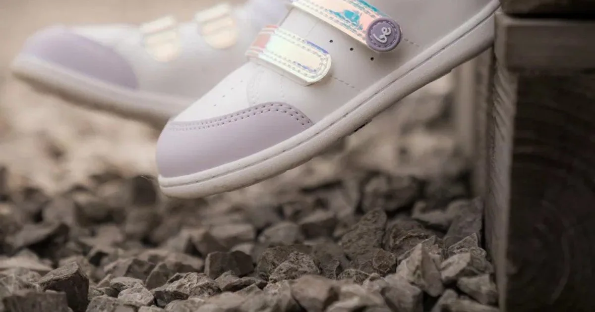 Zapatillas barefoot Be Lenka Energise Kids de Be Lenka, con puntera ancha y suela plana de 5 mm, en una calle a la luz del día.