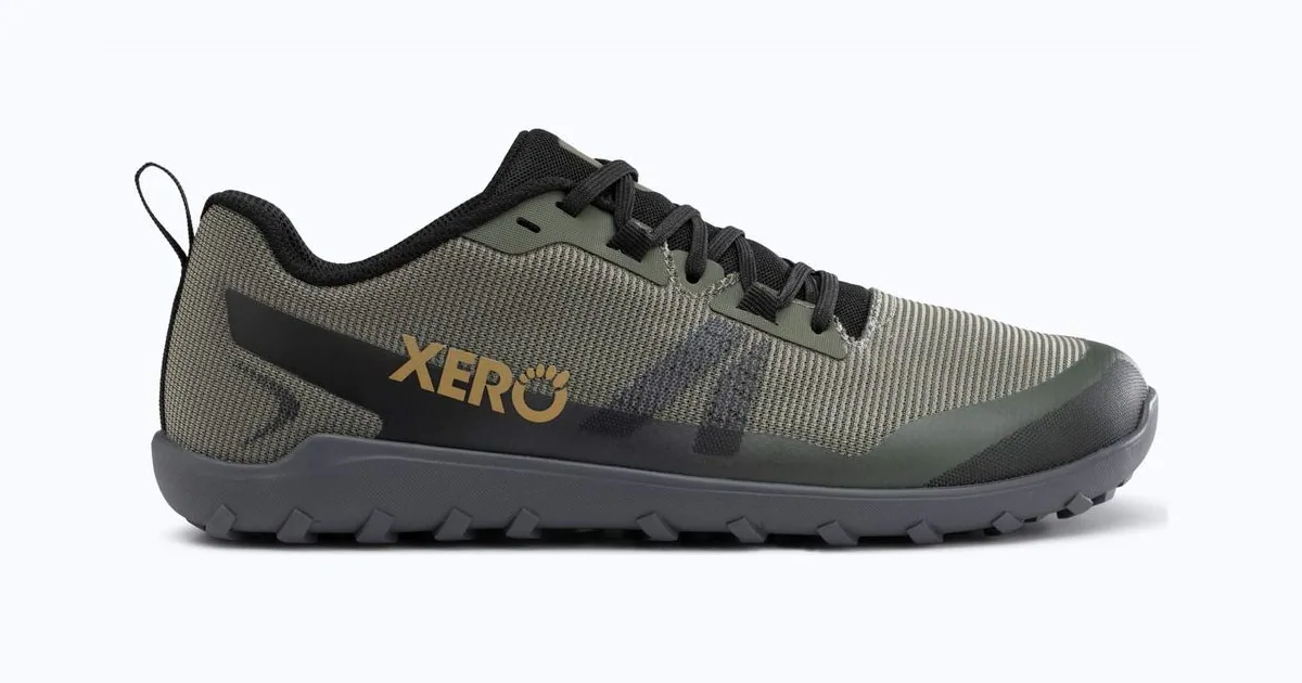 Zapatillas barefoot Xero Mesa Summit de Xero Shoes, con puntera ancha y suela plana de 9.5 mm, en una calle a la luz del día.