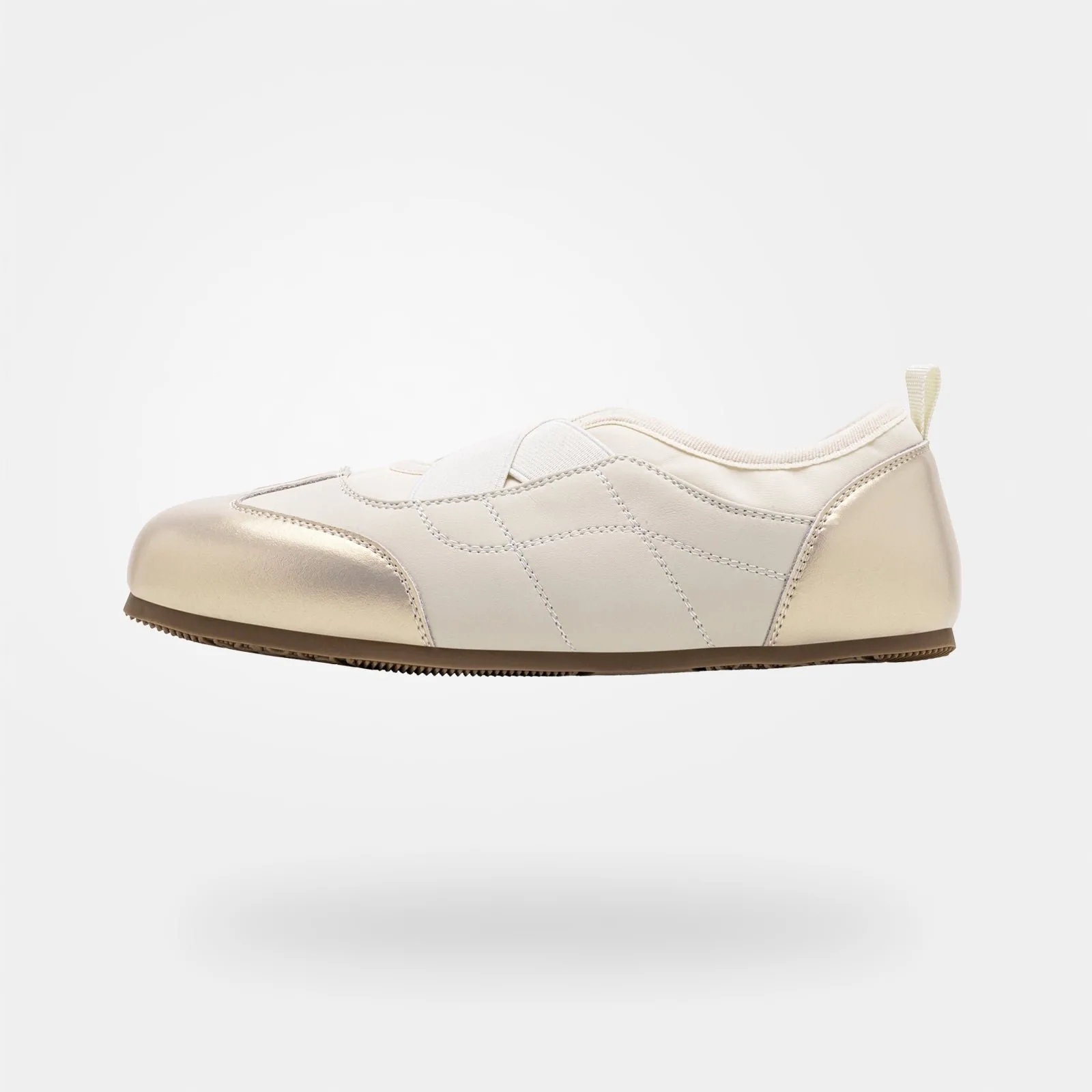 Zapatillas barefoot Hobibear Cream de Hobibear, con puntera ancha y suela plana de 3.5 mm, en una calle a la luz del día.