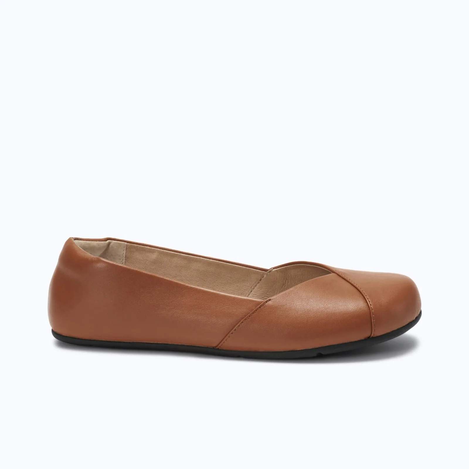 Zapatillas barefoot Xero Phoenix de Xero Shoes, con puntera ancha y suela plana de 5.5 mm, en una calle a la luz del día.
